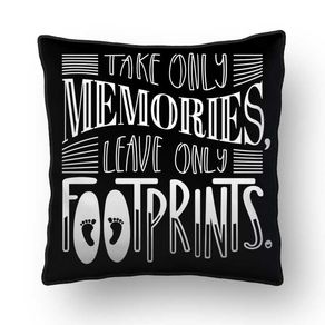 ALMOFADA - TAKE ONLY MEMORIES LEAVE ONLY FOOTPRINTS FUNDO PRETO - 42 X 42 CM