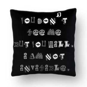 ALMOFADA - I AM NOT INVISIBLE - BLACK AND WHITE - 42 X 42 CM