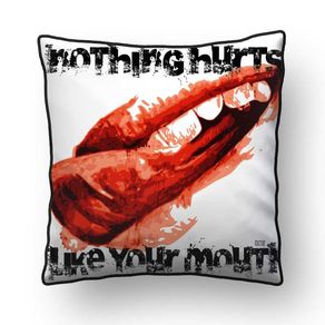 ALMOFADA - NOTHING HURTS LIKE YOUR MOUTH - 42 X 42 CM