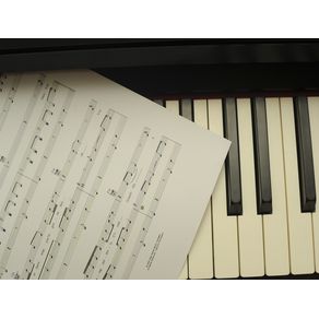 PARTITURA SOBRE O PIANO