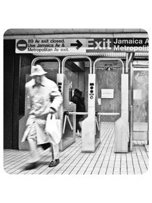 homem-sobretudo-estacao-metro-new-york-260