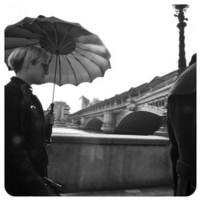 mulher-guarda-chuva-ponte-londres-estilo
