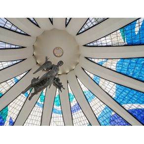 quadro-anjos-na-catedral-de-brasilia-e-vitrais--arquitetura