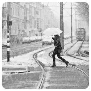 quadro-neve-muher-trilho-trem-hotanda-guarda-chuva