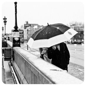 quadro-neve-em-londres-guarda-chuva-ponte